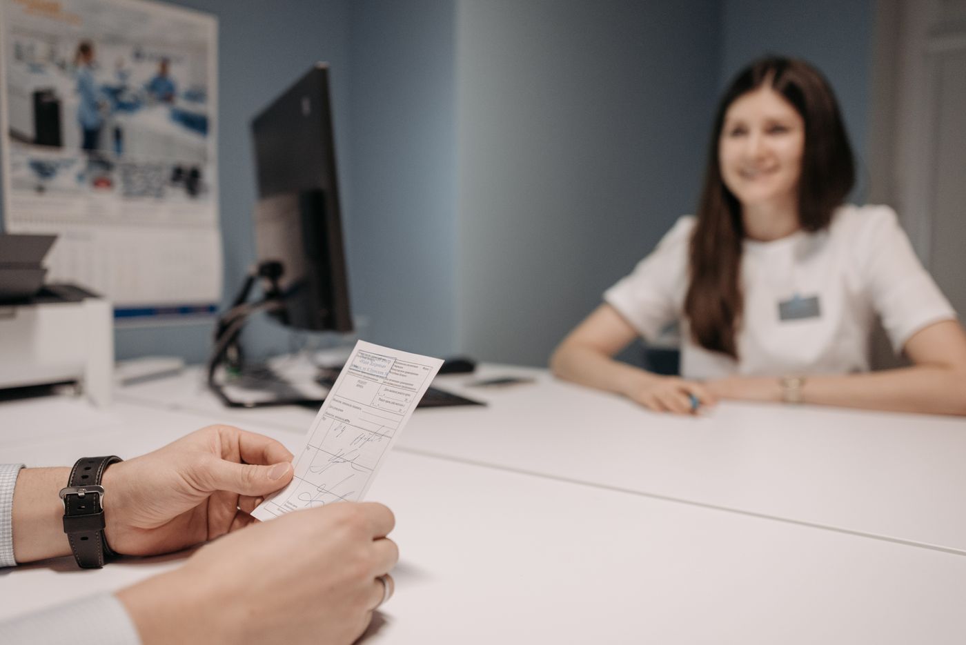 Mujer en consulta hablando con el médico sobre sus resultados